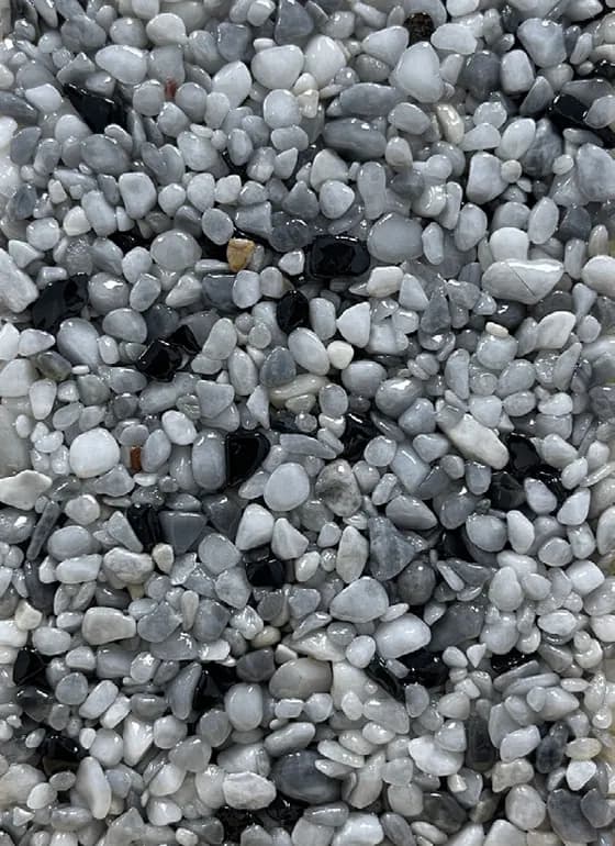 Granulat de marbre blanc et noir en gros plan
