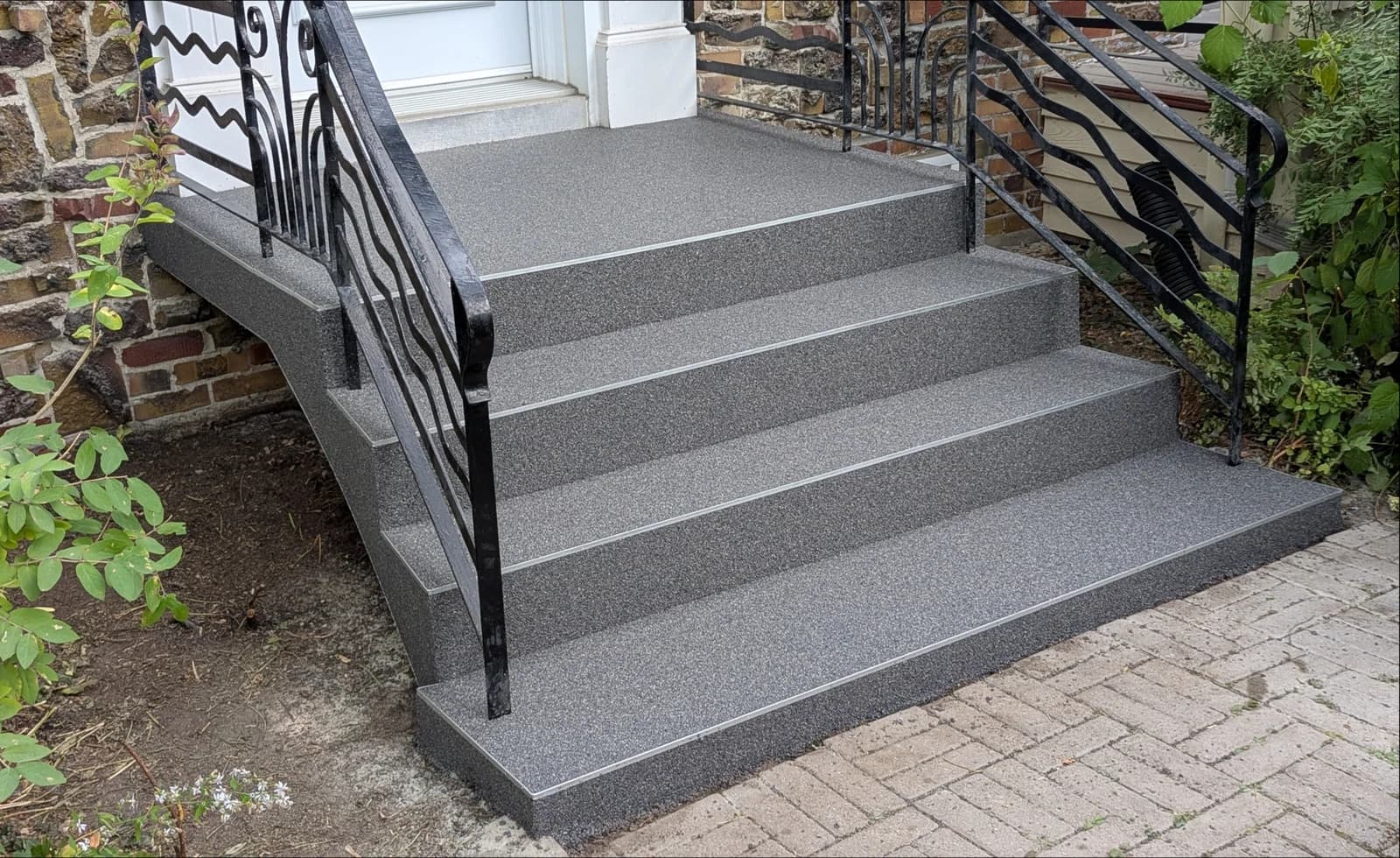 Escalier fini en granulux, arêtes nettes et surface uniforme, vu de côté
