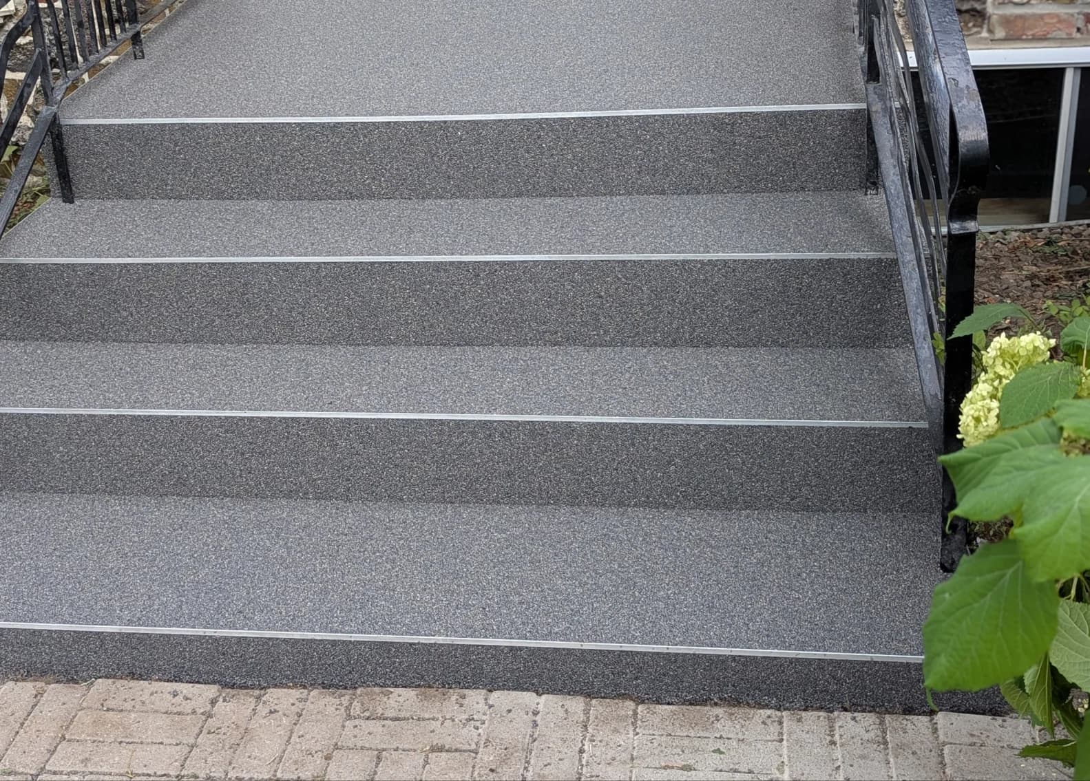Escalier de béton recouvert de granulux gris anthracite