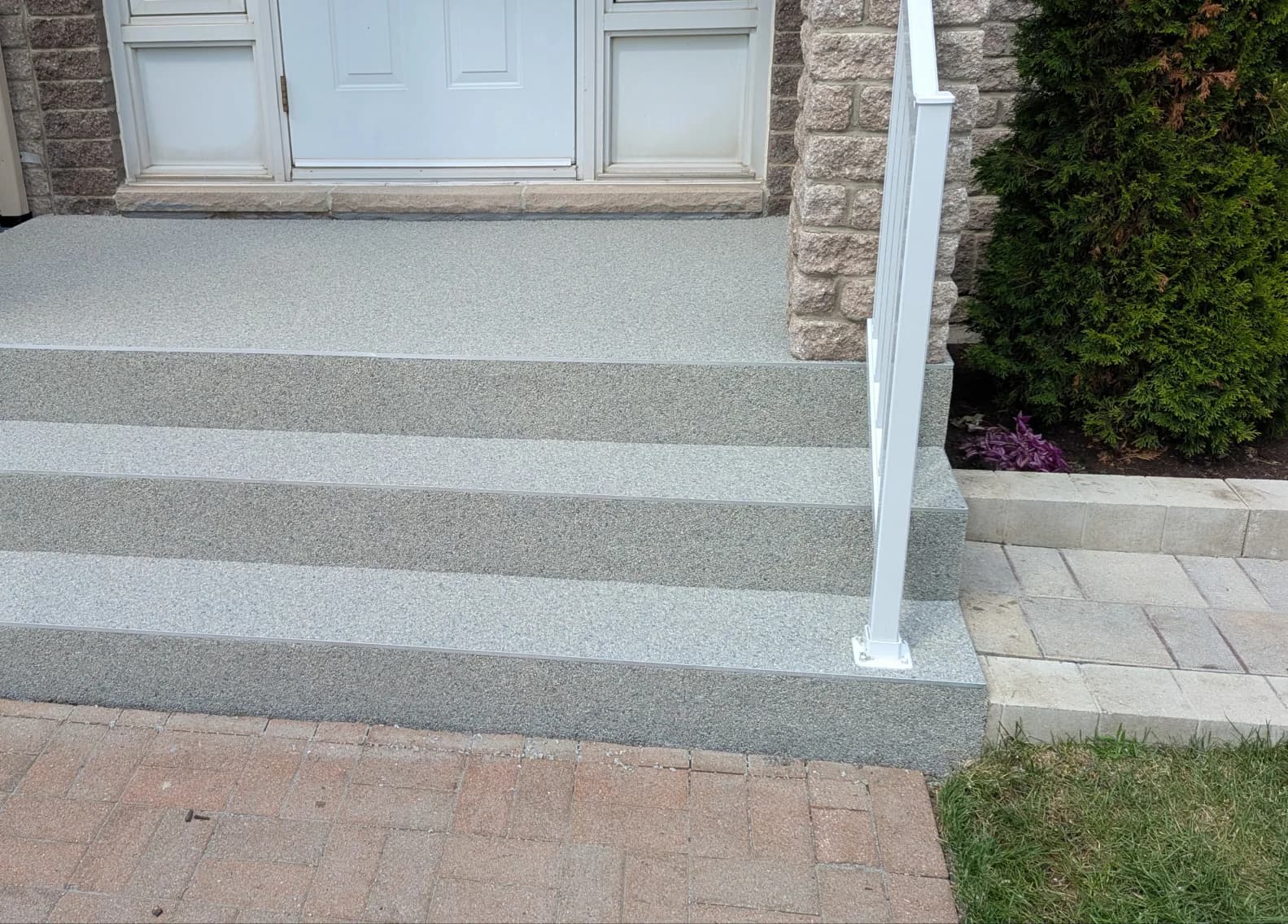 Escalier d’entrée fini en granulux après les travaux