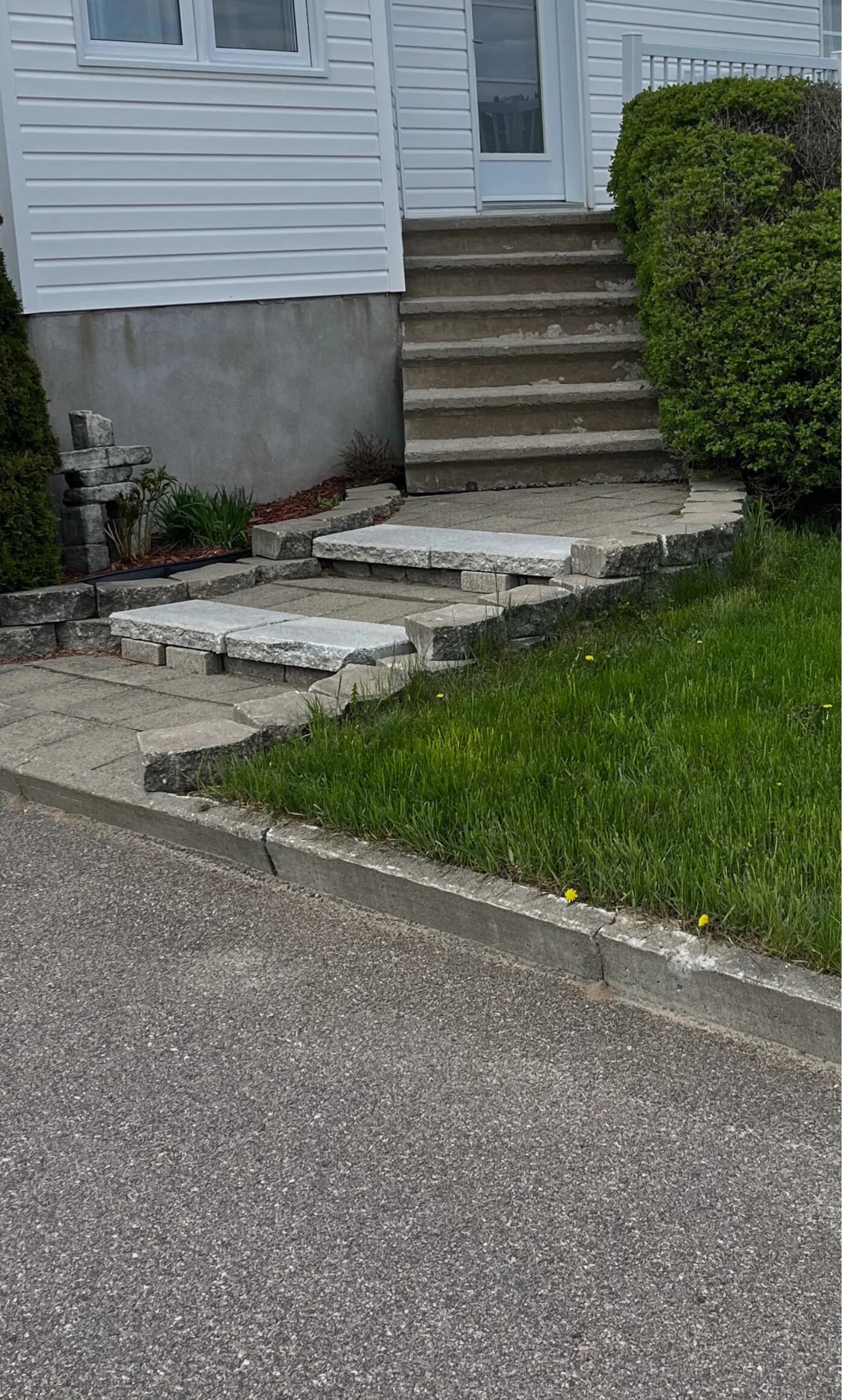 Escalier latéral en béton avant les travaux